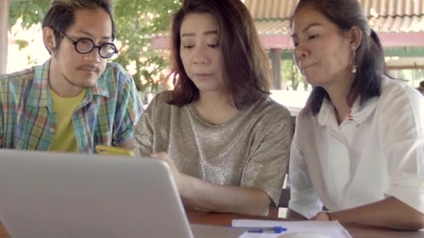 Krásné Asijské Žena Ukazuje Zajímavé Věci Její Smartphone Její Přátele — Stock video