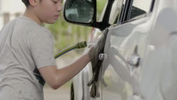 Slowmotion Van Aziatische Schattige Jongen Een Auto Met Glimlach Gezicht — Stockvideo