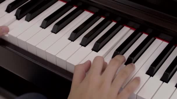 Aziatische Meisje Het Beoefenen Van Piano Haar Kamer — Stockvideo
