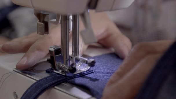 クローズ アップ縫製ミシンでエプロン女性の映像 — ストック動画
