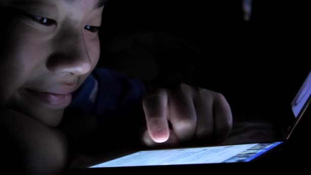 Jovem Menino Asiático Brincando Com Celular Smartphone Uma Cama Noite — Vídeo de Stock