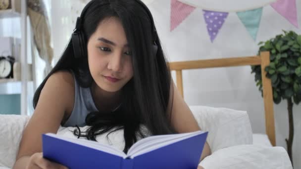 Câmera Lenta Bela Menina Asiática Descansando Cama Cama Quarto Enquanto — Vídeo de Stock