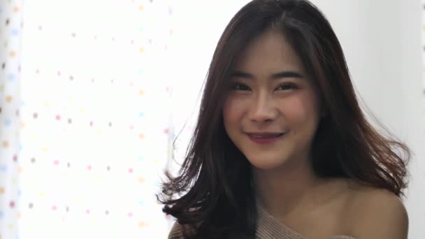 Cámara Lenta Asiático Hermosa Chica Mirando Una Cámara Con Sonrisa — Vídeos de Stock