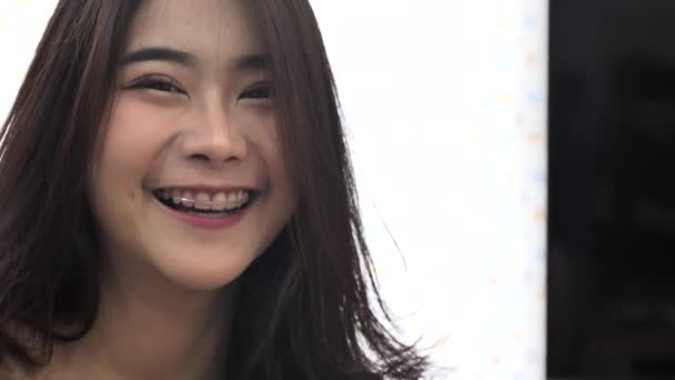 Cámara Lenta Asiático Hermosa Chica Mirando Una Cámara Con Sonrisa — Vídeo de stock