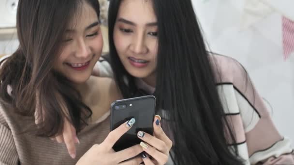 Zeitlupe Von Schönen Asiatischen Mädchen Mit Handy Mit Lächeln Gesicht — Stockvideo