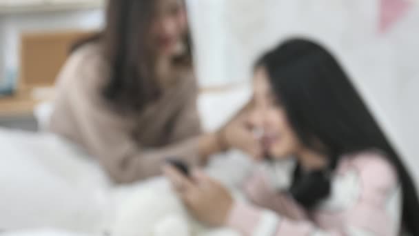 Câmera Lenta Bela Menina Asiática Usando Celular Com Rosto Sorriso — Vídeo de Stock