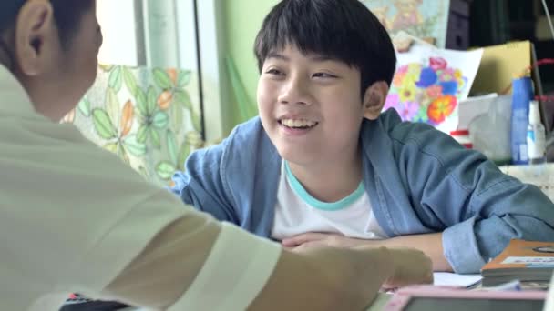 Zeitlupe Einer Glücklichen Asiatischen Mutter Und Ihres Sohnes Die Ihre — Stockvideo