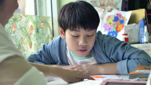 Cámara Lenta Feliz Asiático Madre Hijo Haciendo Tarea Con Sonrisa — Vídeos de Stock