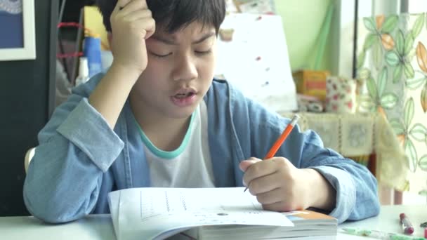 Медленное Движение Симпатичного Азиатского Мальчика Делающего Домашнее Задание Сердитым Лицом — стоковое видео