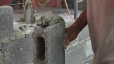 yakın Duvarcı'nın boyuyla vurdu, builder tuğla duvar ve duvarcılık malzemeler bile bir düzeyde için gergin bir dize kullanarak koyar