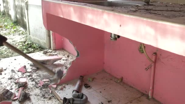 工人用大锤砸碎水泥混凝土柜台的慢动作 — 图库视频影像