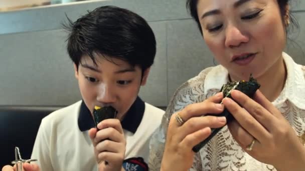 Cámara Lenta Feliz Familia Asiática Madre Hijo Comiendo Comida Japonesa — Vídeo de stock