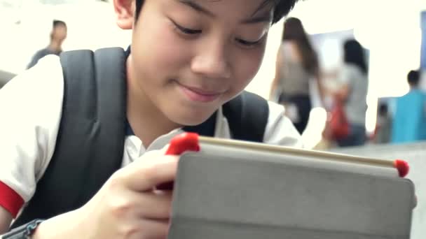 Chłopiec Azjatyckich Grając Komputerze Typu Tablet Uśmiechem Twarz Slow Motion — Wideo stockowe