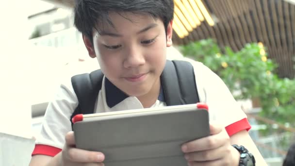 Aziatische Jongen Spelen Tablet Met Glimlach Gezicht Slow Motion Van — Stockvideo