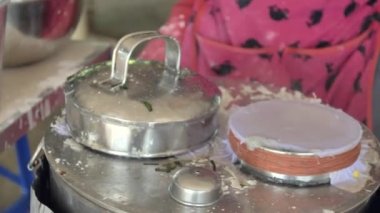 Yavaş hareket yakın çekim insan eli yapmak bir şehriye akışı dostum sokak gıda Tayland at yaptı .