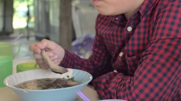 Câmera Lenta Asiático Adolescente Menino Gosta Comer Sopa Macarrão Tailândia — Vídeo de Stock