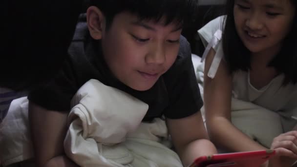 Bambini Asiatici Che Giocano Con Tablet Cpmputer Casa Registrato Portatile — Video Stock