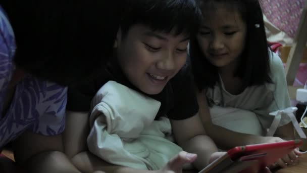 Crianças Asiáticas Brincando Com Tablet Cpmputer Casa Gravado Mão Câmera — Vídeo de Stock