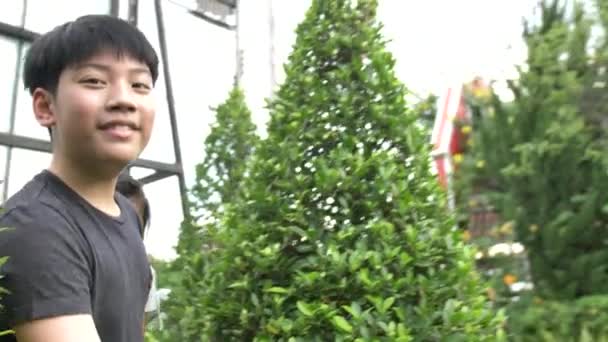 아시아 형제와 공원에서 주위를 Fps에서 K에서 슬로우 모션에 휴대용 — 비디오