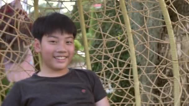 Criança Asiática Feliz Nas Oscilações Parque Tiro Perto Gravado Mão — Vídeo de Stock