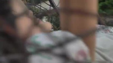 Bir parkta salıncak üzerinde mutlu Asyalı çocuk. yakın çekim, çekim 4 k 60 fps ağır çekimde el kaydedildi.