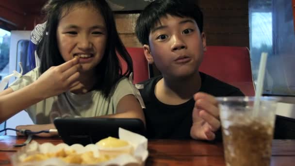 Feliz Ásia Criança Assistindo Celular Desfrutar Comer Batata Fogos Lento — Vídeo de Stock