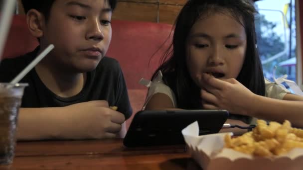 Feliz Ásia Criança Assistindo Celular Desfrutar Comer Batata Fogos Lento — Vídeo de Stock