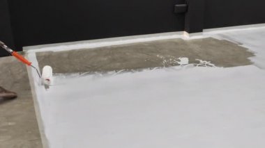 Boyama ve epoksi reçine beton zemin kaplama işçinin ilk kez .