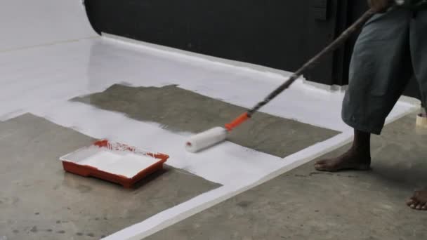 着色とコーティングのエポキシ樹脂コンクリートの床の労働者の最初の時間 — ストック動画