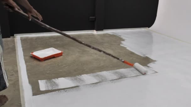 Eerst Van Werknemer Schilderen Epoxyhars Betonnen Vloer Coating — Stockvideo