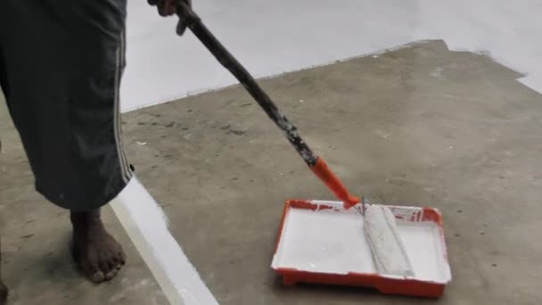 Das Erste Mal Dass Arbeiter Epoxidharz Auf Betonboden Streichen Und — Stockvideo