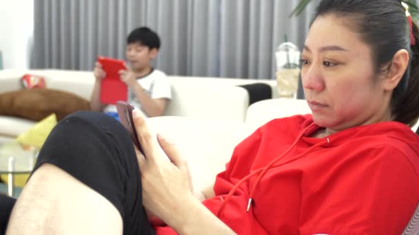 社交无知 亚洲家庭的母亲和儿子一起在家里使用手机 — 图库视频影像