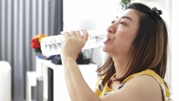 Mujer Asiática Bebe Agua Mineral Botella Hermosa Chica Con Pelo — Vídeos de Stock