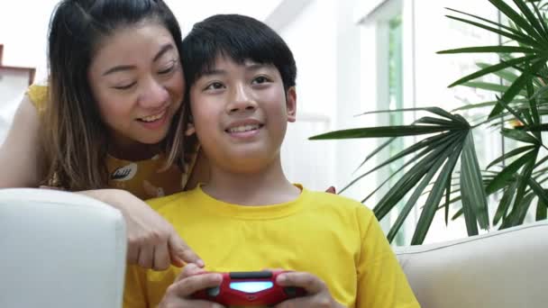 Aziatische Moeder Zoon Spelen Video Game Thuis Together Slowmotion — Stockvideo
