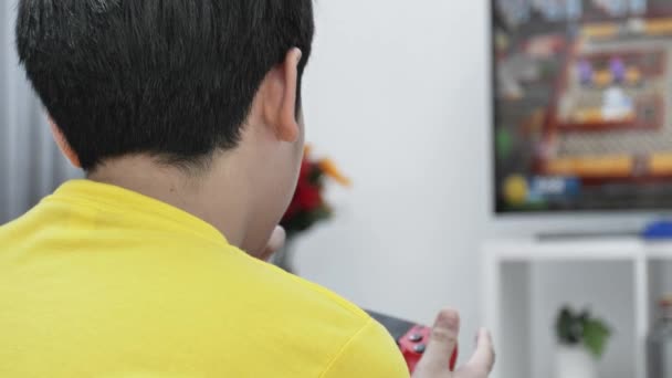 Vista Posterior Niño Asiático Jugando Videojuego Casa Cámara Lenta — Vídeo de stock