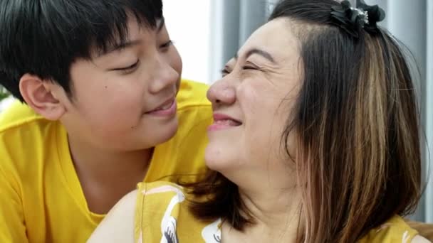 亚洲快乐的小男孩给他心爱的母亲紧紧拥抱的慢动作和特写镜头 妈妈很高兴能感受到儿子们的爱 — 图库视频影像