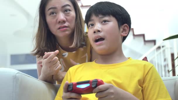 Ασιατικές Μητέρα Και Γιος Παίζει Βίντεο Παιχνίδι Στο Σπίτι Together — Αρχείο Βίντεο