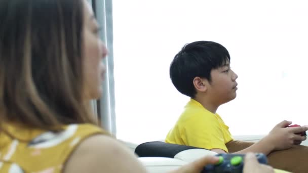 Азиатская Мать Сын Играют Видеоигры Дома Together Медленное Движение Счастливой — стоковое видео