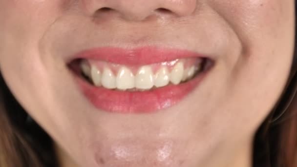 Close Retrato Dos Lábios Mulher Com Batom Sorrindo Câmera Lenta — Vídeo de Stock