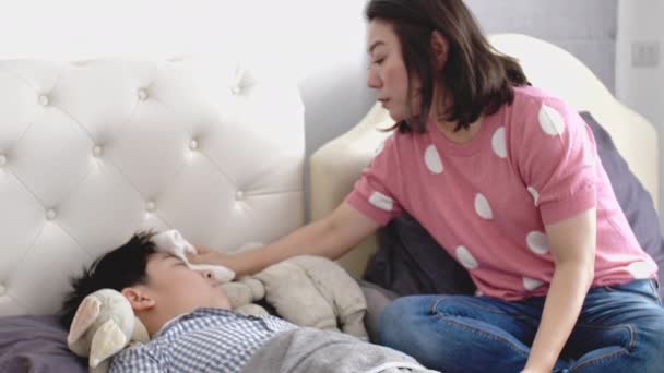 Asian Sakit Anak Berbaring Tempat Tidur Ibu Memeriksa Suhu Tubuhnya — Stok Video