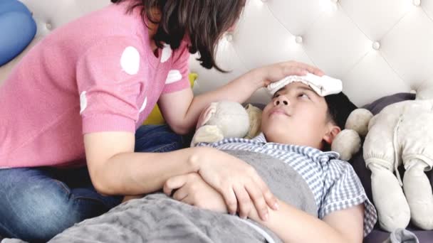 Азіатський Хворий Хлопчик Лежачи Ліжку Матері Перевіряючи Його Температура Повільному — стокове відео