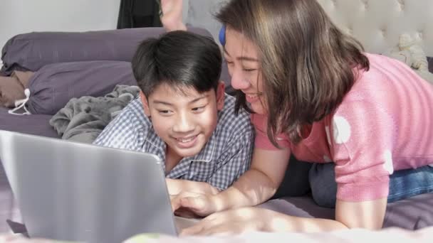 Gelukkige Familie Moeder Zoon Kijken Laptopcomputer Met Smile Gezicht Slow — Stockvideo