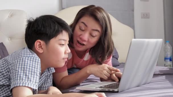 Famille Heureuse Mère Fils Regardant Sur Ordinateur Portable Avec Sourire — Video