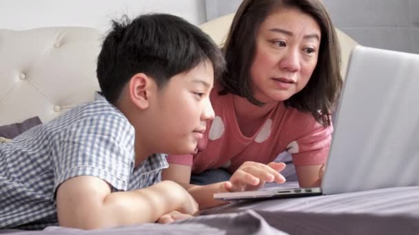 Ευτυχισμένη Οικογένεια Μητέρα Και Γιος Βλέποντας Στο Φορητό Υπολογιστή Χαμόγελο — Αρχείο Βίντεο