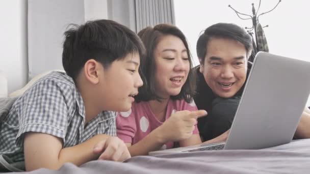 Gelukkig Gezin Vader Moeder Zoon Kijken Laptopcomputer Plezier Slowmotion Aziatische — Stockvideo