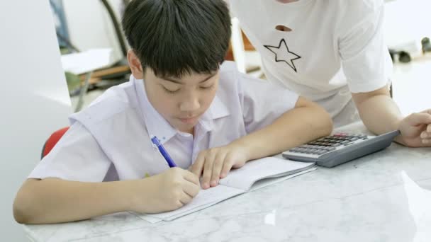 Zeitlupe Einer Asiatischen Mutter Die Ihrem Sohn Bei Den Hausaufgaben — Stockvideo