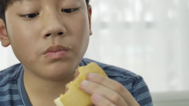 Câmera Lenta Pouco Asiático Menino Gosta Comer Sorvete Casa — Vídeo de Stock