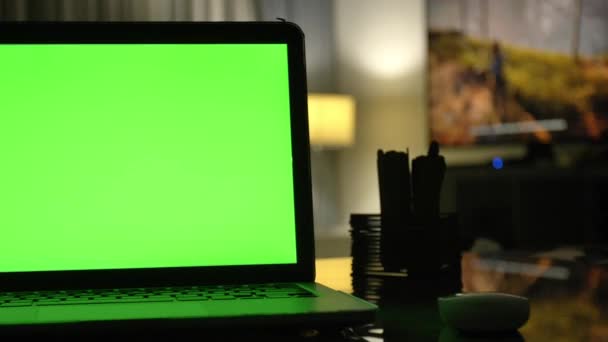 Laptop Zielonego Ekranu Ciemny Domowego Biura Dolly Strzał Idealne Umieścić — Wideo stockowe