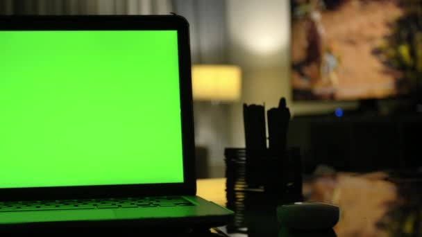 Laptop Val Zöld Képernyő Sötét Otthoni Iroda Dolly Lövés Tökéletes — Stock videók