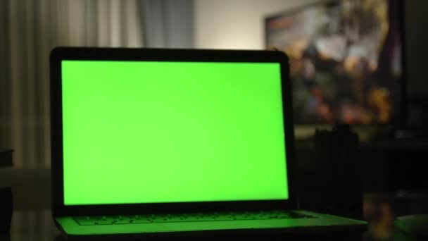 Laptop Com Tela Verde Escritório Obscuro Dolly Shot Perfect Para — Vídeo de Stock